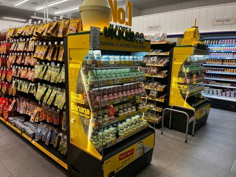 仁川国際空港第2旅客ターミナルのコンビニに陳列されているピングレのバナナ味牛乳(c)news1