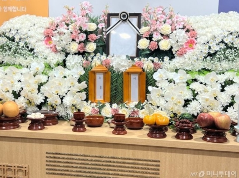 京畿道高陽市立昇華院で営まれた無縁故者2人の葬儀(c)MONEYTODAY