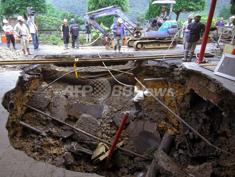 大雨で老人ホームの地盤陥没、入居者は無事