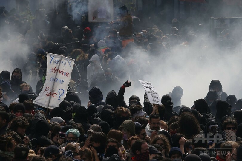 マクドナルドに放火、300人近く逮捕 パリのメーデー行進、暴動に発展