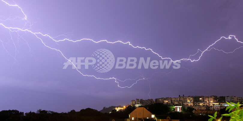 香港上空に光る雷、6時間で2万5000回も