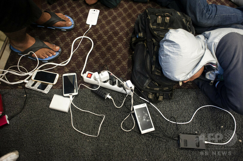 「しゃれた移民」風ファッション写真に批判続出、ハンガリー