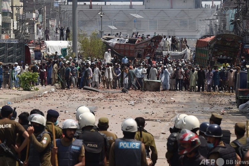 パキスタンで反仏デモ激化 警官ら7人人質