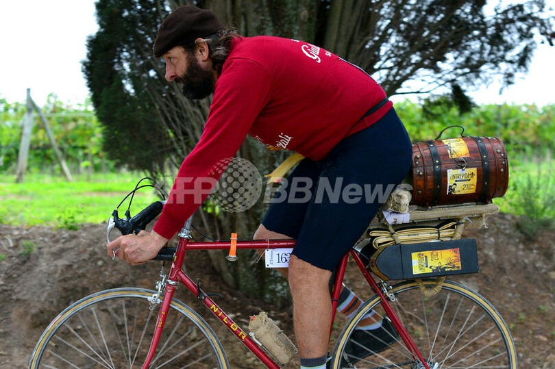 レトロ気分で砂利道サイクリング、伊ビンテージ自転車レース