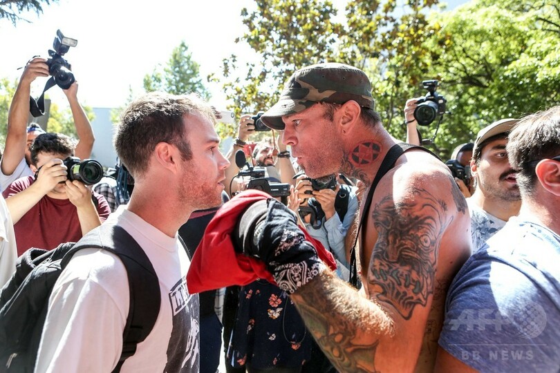 予定された右派の集会に対抗デモ、10人超の身柄拘束 米加州