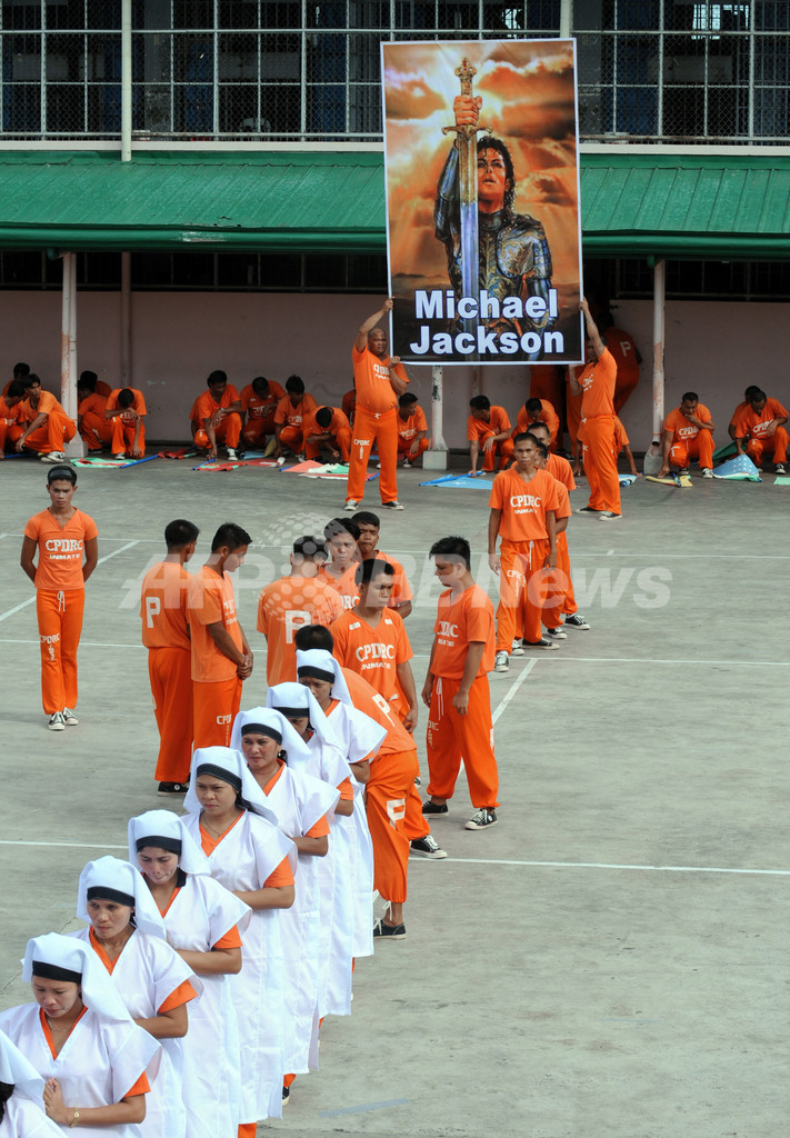 M・ジャクソンさんを追悼、セブ島刑務所で「スリラー」踊る