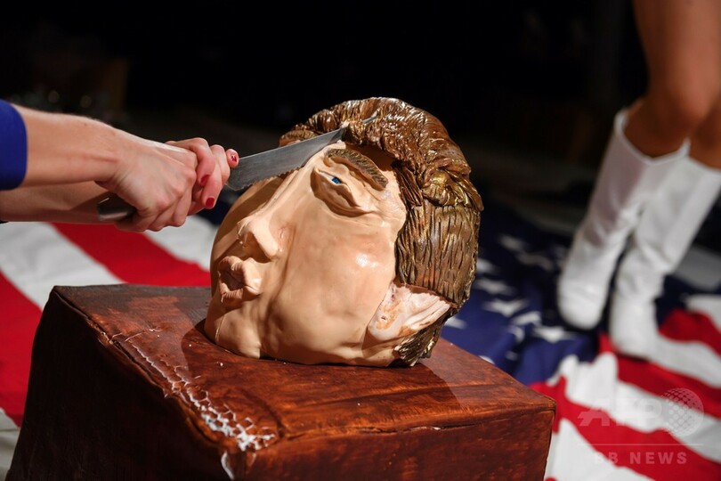 「トランプ氏を召し上がれ」？現代美術展に顔面ケーキ、スイス