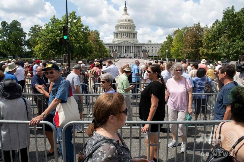 マケイン氏追悼式、議事堂の広間にひつぎ安置 トランプ氏は欠席