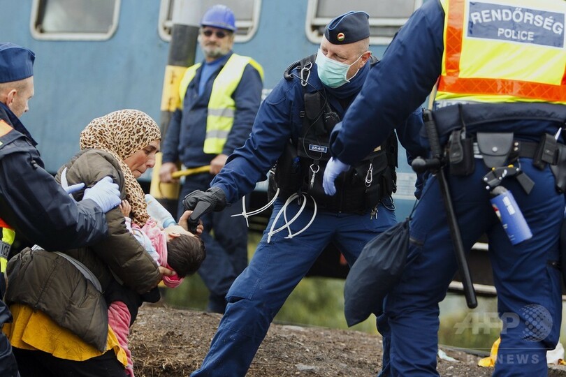 スロベニア、移民懸念し列車運行中止 ハンガリーは国境封鎖