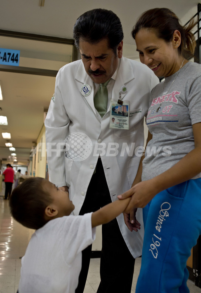 2歳児の体から15キロの腫瘍を切除、歩けるまで回復