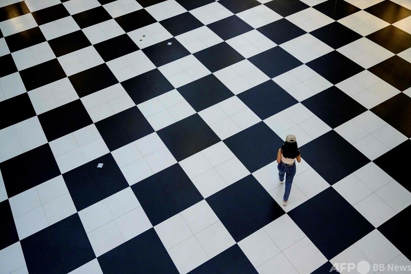 【今日の1枚】擬態? 来場者と絵画が一体