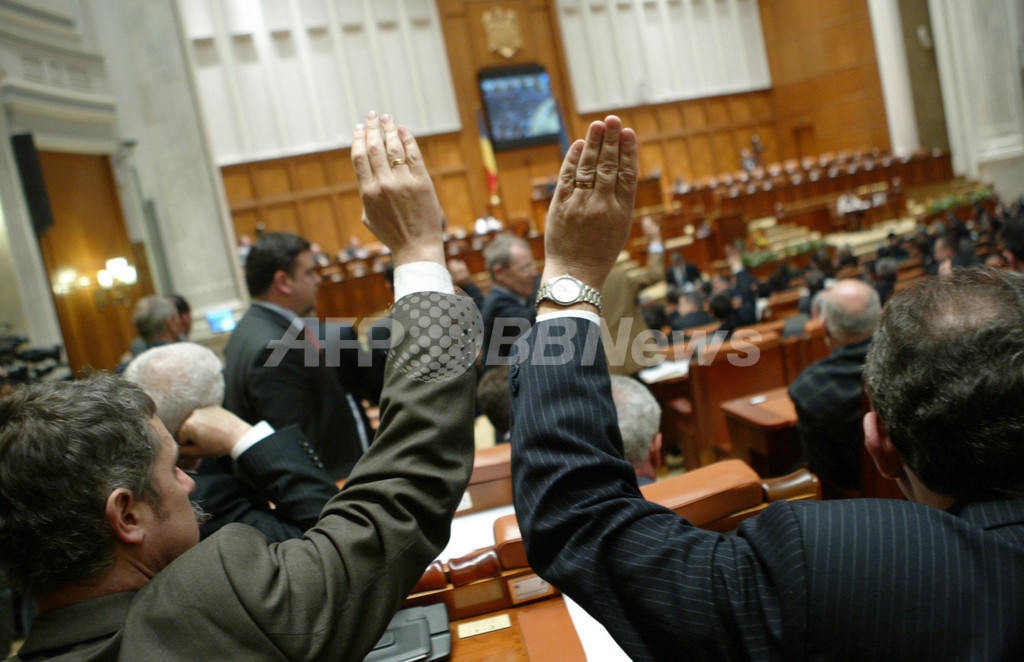 大統領の職務停止を議会で投票 ルーマニア 写真2枚 国際ニュース：AFPBB News