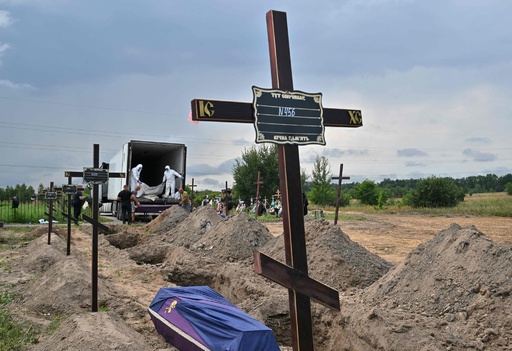 ブチャ虐殺、身元不明者の埋葬開始 ウクライナ 写真16枚 国際ニュース 