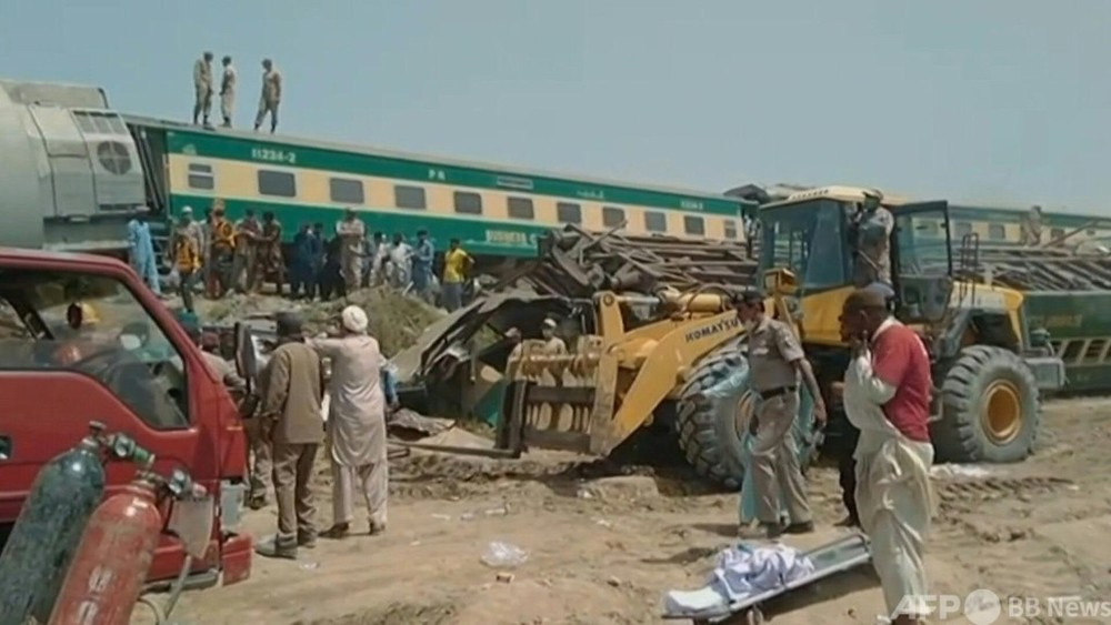 動画：パキスタン南部で列車同士が衝突、少なくとも30人死亡 事故現場の映像
