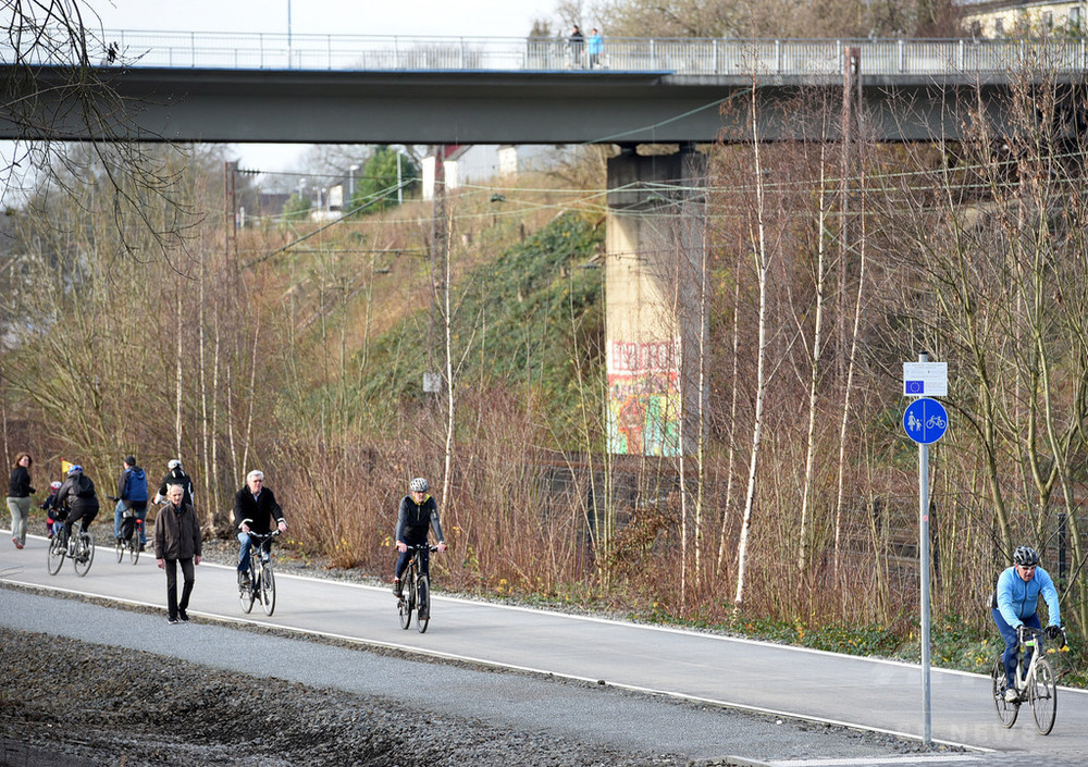 ドイツ初、自転車用の高速道路が開通 写真7枚 国際ニュース：AFPBB News