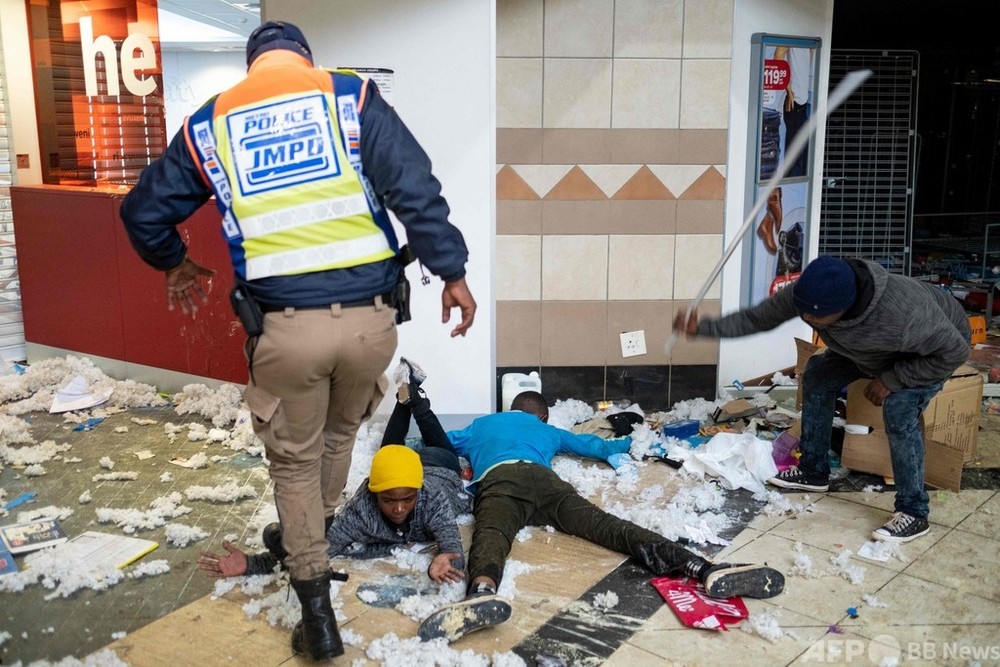 南アフリカ暴動、死者72人に 5日間にわたり騒乱拡大