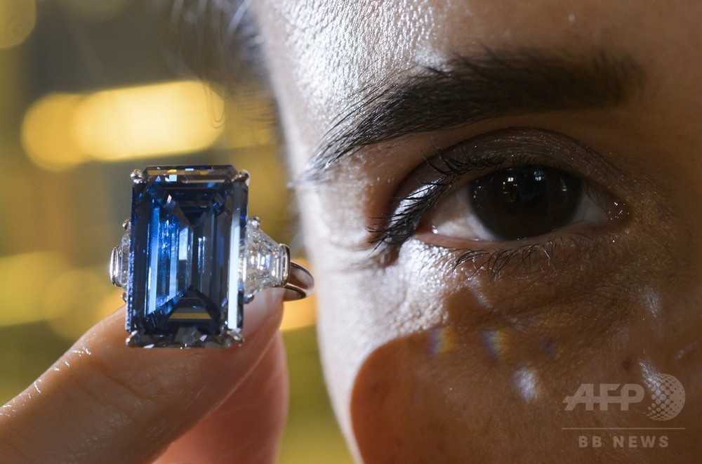オッペンハイマー・ブルー」ダイヤ、史上最高の63億円で落札 写真5枚
