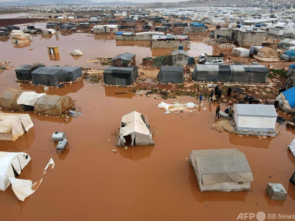 シリアで洪水、避難民キャンプが泥水の「湖」に 子ども1人死亡