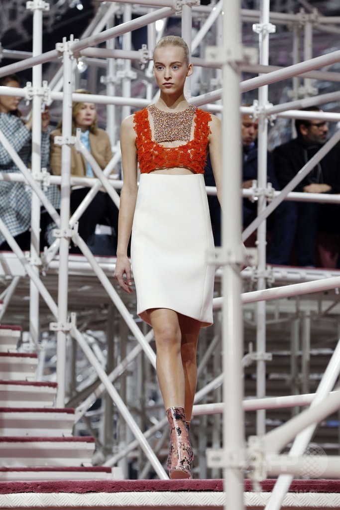 50～70年代の要素を取り入れた新たな女性像を提案、「ディオール」15年春夏オートクチュール