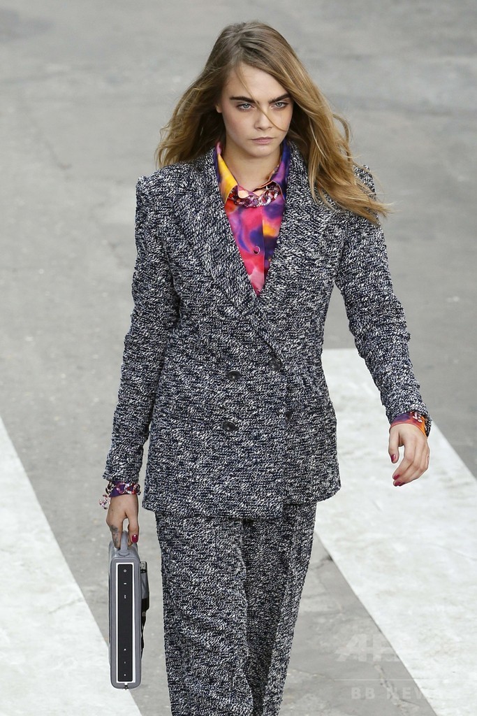 「戦争ではなくファッションを創ろう！」モデルらがデモ行進、「シャネル」15年春夏