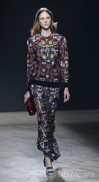 ＜14/15年秋冬ロンドンコレクション＞メアリー・カトランズ