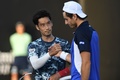 全豪オープンテニス、男子シングルス1回戦。エリオット・ベンシェトリ（右）と握手を交わす杉田祐一（2020年1月21日撮影）。(c)Greg Wood / AFP