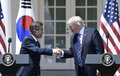 首脳会談後の共同記者会見で握手する米国のドナルド・トランプ大統領（右）と韓国の文在寅大統領（左）。米ホワイトハウスのローズガーデンで（2017年6月30日撮影）。(c)AFP/Brendan Smialowski