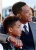 米俳優ウィル・スミス（Will Smith）と息子のジェイデン・スミス（Jaden Smith）が1日、都内で行われた新作映画『アフター・アース（After Earth）』のPRイベントに出席した。地元の中学生と記念撮影をするなどし、イベントは大いに盛り上がった。同作は6月21日から全国で公開される（2013年5月1日撮影）。(c)AFP/Toru YAMANAKA