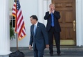 米ニュージャージー州にあるゴルフ場「トランプ・ナショナルゴルフクラブ・ベッドミンスター」で、ドナルド・トランプ次期大統領（右）との会談を終えてクラブハウスを出るミット・ロムニー氏（右、2016年11月19日撮影）。(c)AFP/Don EMMERT