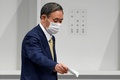 自民党総裁選で投票する菅義偉官房長官（2020年9月14日撮影）。(c)Eugene Hoshiko / POOL / AFP