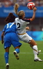 米国のへザー・ミッツ（%%Heather Mitts%%、右）とボールを競る日本の永里優季（%%Yuki Nagasato%%）。（2008年8月9日撮影）(c)AFP