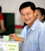 タイの総選挙の投票日、首都バンコク（Bangkok）の投票所で投票するタクシン・シナワット（Thaksin Shinawatra）首相（当時、2006年4月2日撮影）。(c)AFP/Saeed KHAN