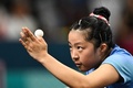 パリ五輪、卓球女子シングルス3位決定戦。サーブを打つ韓国の申裕斌（2024年8月3日撮影）。(c)JUNG Yeon-je / AFP