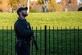 米ワシントン上空への侵入警報を受けて、ホワイトハウスで警備にあたる当局者（2019年11月26日撮影）。(c)Eric BARADAT / AFP