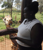 ナイロビ（Nairobi）のジラフセンター（Giraffe Center）で、キリンの餌付けをするケニア人観光客（2012年1月10日撮影）。(c)AFP/SIMON MAINA