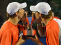 全豪オープンテニス（Australian Open Tennis Tournament 2013）は26日、男子ダブルス決勝が行われ、大会第1シードのボブ・ブライアン（Bob Bryan）/マイク・ブライアン（Mike Bryan、米国）組が6-3、6-4でロビン・ハーセ（Robin Haase）/イゴール・シスリング（Igor Sijsling、オランダ）組を下し、優勝を飾った。

トロフィーにキスをするボブ・ブライアン（Bob Bryan、右）とマイク・ブライアン（Mike Bryan、2013年1月26日撮影）。(c)AFP/PAUL CROCK