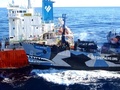 南極海（Southern Ocean）で、日本の調査捕鯨船団の補給タンカー「サン・ローレル（San Laurel）号」（奥）と衝突する反捕鯨団体シー・シェパード（Sea Shepherd Conservation Society）の抗議船「ボブ・バーカー（Bob Barker）号」（手前、2013年2月25日撮影、同26日提供）。(c)AFP/INSTITUTE OF CETACEAN RESEARCH