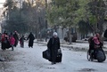 シリア・アレッポのバブ・ハディド地区で、政府軍が制圧した後に避難する住民たち（2016年12月7日撮影）。(c)AFP/GEORGE OURFALIAN