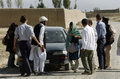 2007年8月29日、アフガニスタンのガズニ州（Ghazni）で、イスラム原理主義勢力タリバン（Taliban）による拘束から第2陣として解放された韓国人人質。(c)AFP/ SHAH MARAI