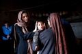 アフガニスタンの首都カブール（Kabul）で、仮設住宅に暮らす親子と面会したアンジェリーナ・ジョリー（Angelina Jolie）さん（2011年3月1日撮影）。(c)AFP/UNHCR /JASON TANNER