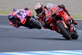 ロードレース世界選手権、第16戦日本GP。プラマック・レーシングのホルヘ・マルティン（奥）の前を走るドゥカティ・レノボ・チームのフランチェスコ・バニャイア（2024年10月6日撮影）。(c)Toshifumi KITAMURA / AFP