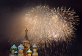 ロシア・モスクワ（Moscow）の赤の広場（Red Square）には1日未明、新年を祝おうと約12万人が集まった。ドミトリー・メドベージェフ（Dmitry Medvedev）大統領は、経済危機に耐えている国民に感謝するとともに家族の大切さを強調した。写真は赤の広場で打ち上げられた新年を祝う花火と聖ワシリー聖堂（St.Basil cathedral、2010年1月1日撮影)。(c)AFP/DMITRY KOSTYUKOV