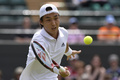 テニス、ウィンブルドン選手権（The Championships Wimbledon 2013）は27日、男子シングルス2回戦が行われ、添田豪（Go Soeda）は0-6、3-6、7-6、3-6で大会第9シードのリシャール・ガスケ（Richard Gasquet、フランス）に敗れた.

リターンを打つ添田豪（2013年6月27日撮影）。(c)AFP/ADRIAN DENNIS