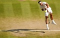 テニス、ウィンブルドン選手権（The Championships Wimbledon 2014）男子シングルス4回戦。サーブを放つラファエル・ナダル（Rafael Nadal、2014年7月1日撮影）。(c)AFP/ANDREW YATES