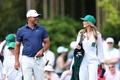男子ゴルフのメジャー第1戦、第87回マスターズ・トーナメントのパー3コンテストに妻と参加するブルックス・ケプカ（2023年4月5日撮影）。(c)Ross Kinnaird/Getty Images/AFP