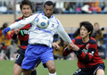 サッカー富士ゼロックス・スーパーカップ（Fuji Xerox Super Cup 2009）、鹿島アントラーズ（Kashima Antlers）対ガンバ大阪（Gamba Osaka）。岩政大樹（Daiki Iwamasa）と一緒にガンバ大阪のルーカス（Lucas Severino）をマークする鹿島アントラーズの内田篤人（Atsuto Uchida、2009年2月28日撮影）。(c)AFP/Kazuhiro NOGI