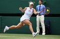 テニス、ウィンブルドン選手権、女子シングルス4回戦。リターンを打つアンゲリク・ケルバー（2021年7月5日撮影）。(c)Glyn KIRK / AFP