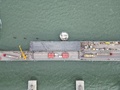 クリミア半島とロシア本土を結ぶクリミア橋で進められている修復作業。ロシア連邦道路局提供（2022年11月8日撮影、資料写真）。(c)AFP PHOTO / Russian federal road agency Rosavtodor / handout