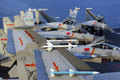 中国軍の海上演習で、同国軍唯一の空母「遼寧」に駐機するJ15戦闘機（2018年4月撮影、資料写真）。(c)AFP