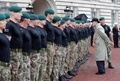 英ロンドンのバッキンガム宮殿で行われた海兵隊パレードに出席したフィリップ殿下（2017年8月2日撮影）。(c)AFP/Yui Mok